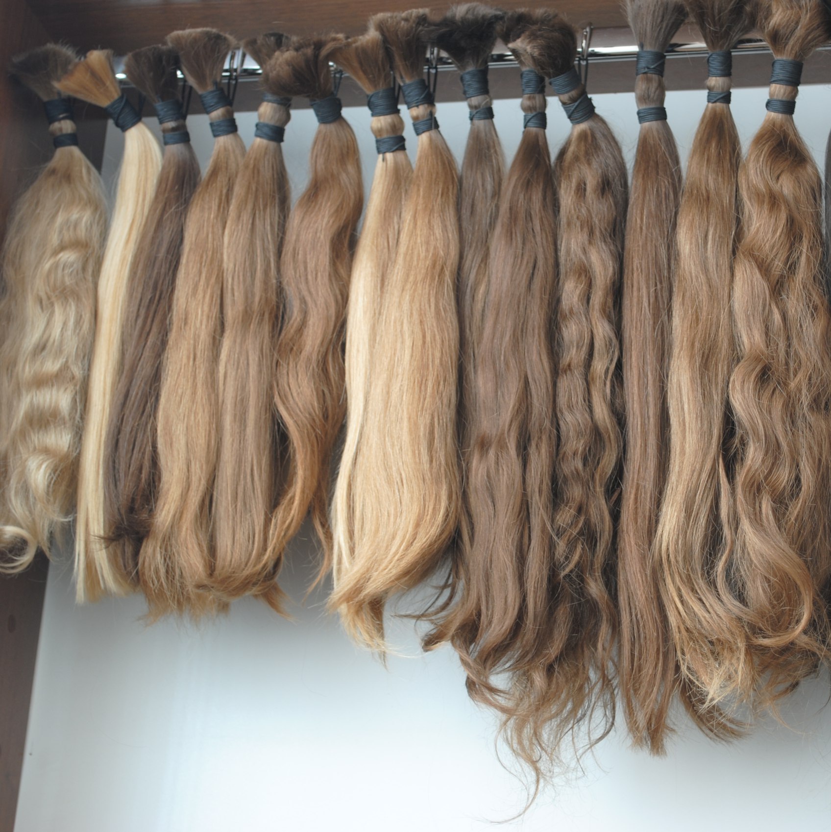 Где можно купить натуральную волос. Наращивание волос. Наращивание волнистых волос. Срезы волос для наращивания. Натуральные волосы для наращивания.